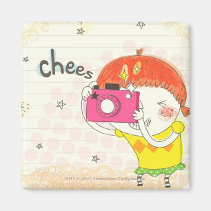 Mädchen, welches die Kamera, klickend hält Magnet