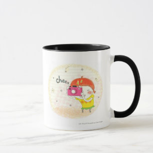 Mädchen, welches die Kamera, klickend hält Tasse