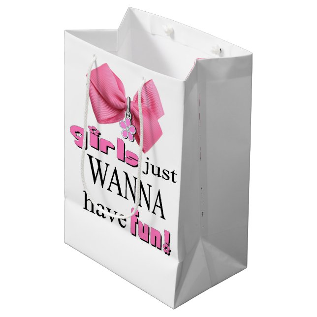 Mädchen wollen einfach Spaß haben! Mittlere Geschenktüte (Vorderseite Schrägansicht)