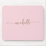 Mädcheneinfacher Rosa-Monogramm-Name Mousepad<br><div class="desc">Girly Blush Pink Einfache Minimalistische Gold Monogram Name Signature Script Custom Personalisiert Mousepad. Diese Design mit Ihrem Vornamen in einem hübschen handgeschriebenen Stil Swash Schwanz Schriftart Typografie-Skript in Goldfarbe auf leichten Baby Pink oder rot Rosa Hintergrund. Diese lassen sich einfach anpassen. Grosses, stilvolles Frauengeschenk zum Geburtstag, Muttertag, Brautparty, 16. Geburtstag...</div>