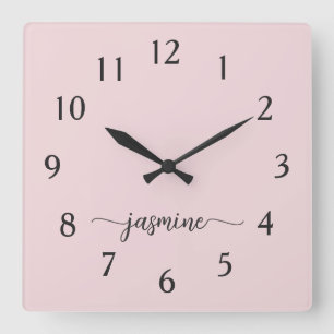 Mädchenhaft minimalistischer monogrammierter Namen Quadratische Wanduhr