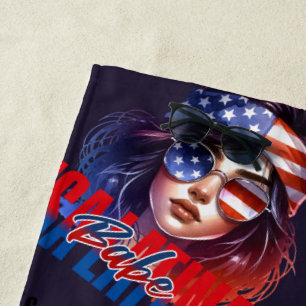 Mädchenhafte Latina Fourth of July Unabhängigkeit Strandtuch