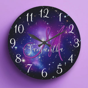 Mädchenhaftes lila Himmelskörper-Foto-Monogramm Große Wanduhr
