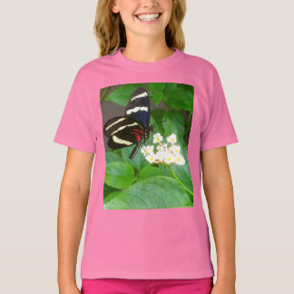 Mädchenschmetterling auf Blume T - Shirt