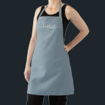 Mädchenstaubblauer Name eines benutzerdefinierten  Schürze<br><div class="desc">Personalisierte staubblaue,  benutzerdefinierte Skriptname Text monogramm solide schlichte Farbe gürlich elegante elegant dusty blau und weiß Text Küche Schürze. Anpassen,  personalisieren Sie es mit Namen,  Zitat,  Phrasen oder Text. Geeignet für Köche,  Koch,  Keramik,  Keramiken,  Handwerk,  Arbeit,  Küche,  Backen,  Grillen,  Grill etc.</div>
