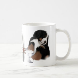 MadDog manipulent avec la tasse de bébé de soin