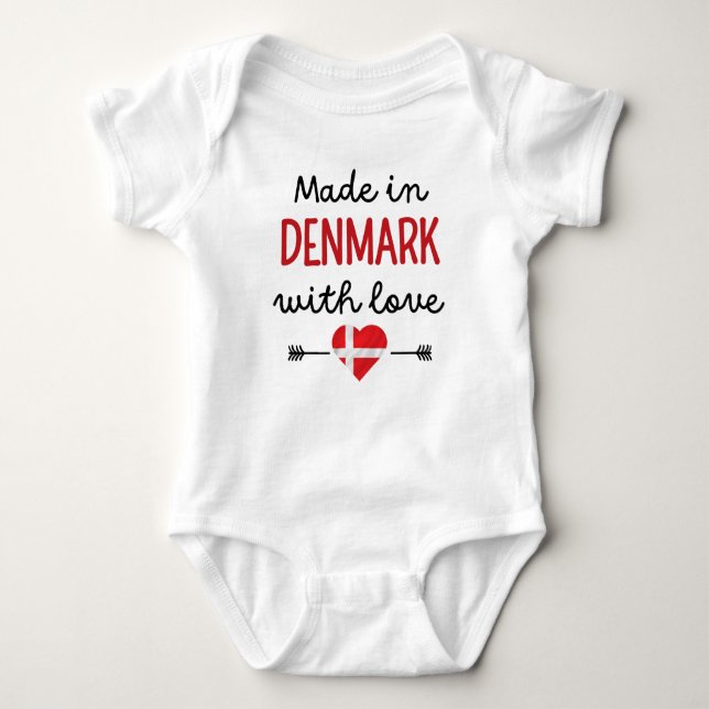 Made in Denmark with Liebe Niedlich Baby Strampler (Vorderseite)