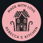 Made with Liebe Pink Christmas Runder Aufkleber<br><div class="desc">Ein personalisierter Aufkleber "made with Liebe" mit einem niedlichen kleinen Lebkuchenhaus mit Herz und Worten,  mit Liebe auf einem rosa Hintergrund. Personalisieren Sie es,  indem Sie Ihren eigenen Namen hinzufügen. Eine hübsche Touch für all Ihre hausgemachten Geschenke. Entworfen für Sie von BlackBerry Boulevard.</div>
