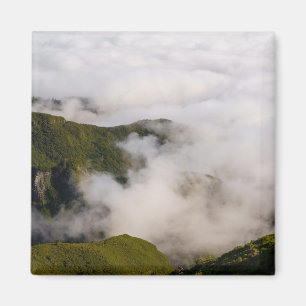 Madeira-Berge in nebligen Wolken, launische Natur Magnet