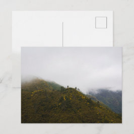 Madeira-Hügel in nebligen Wolken, launische Natur Postkarte