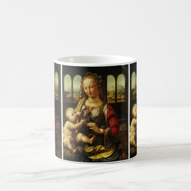 Madonna mit der Nelke von Leonardo da Vinci Kaffeetasse (Mittel)