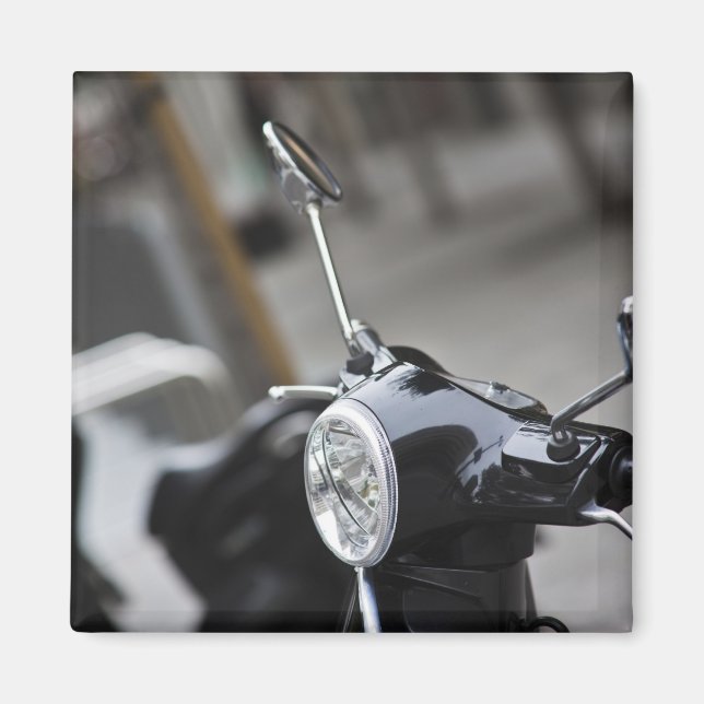 Madrid, schwarzer Vespa-Roller Magnet (Vorne)