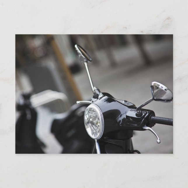 Madrid, schwarzer Vespa-Roller Postkarte (Vorderseite)