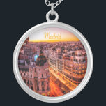 Madrid Spanien Hauptstadt Skyline Versilberte Kette<br><div class="desc">Madrid Spanien Hauptstadt City SkylineSchönes Orange Licht</div>