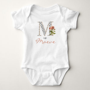 Maeve Name Reveal Blumenbrief M Girl Whimsical Baby Strampler