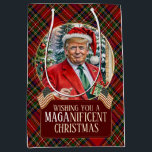 MAGA Christmas Tartan Kariert Santa Trump Mittlere Geschenktüte<br><div class="desc">Wünschen Sie Ihren Lieben ein herrliches Weihnachtsfest (und verbergen Sie vielleicht ein bisschen Faulheit),  indem Sie ihr MAGA Weihnachtsgeschenk in einen festlichen Vorhang karierten Geschenktasche verpacken.</div>