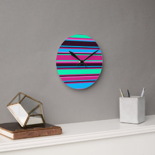 Magenta, Aqua und blaue Streifenwand Runde Wanduhr