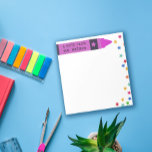 Magenta Crayon & Stars Farbenfrohe Note von Lehrer Notizblock<br><div class="desc">Eine Notiz aus dem Notizblock der Lehrerin,  personalisiert mit dem Namen des Lehrers,  geschrieben über einen Magentafel mit bunten Sternen. Kindergarten Lehrer Notizblock mit einem Kragen und Sternen.</div>