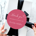 Magenta Dankeschön an die Hochzeit Runder Aufkleber<br><div class="desc">Ein trendiger magentafarbener Hintergrund. Mit dem Text: Vielen Dank,  dass Sie unseren besonderen Tag mit einem kleinen Herzen teilen. Personalisieren Sie Ihre Namen und fügen Sie sie hinzu.</div>