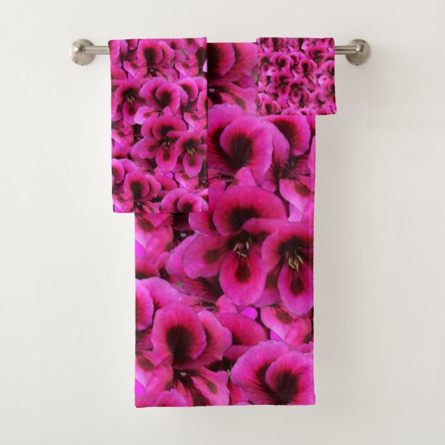 Magenta Geranium Blume, Badhandtuch Set (Insitu)