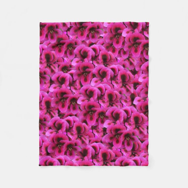 Magenta Geranium Blume, kleines Fleece Blanket. (Vorderseite)