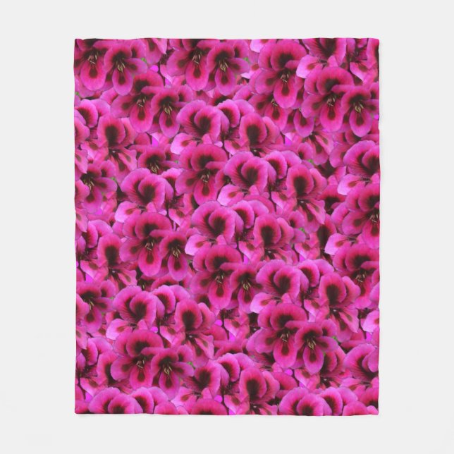 Magenta Geranium Blume, Mittelfläschchen. Fleecedecke (Vorderseite)
