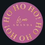 Magenta Gold Christmas Ho Ho Ho ID1009 Runder Aufkleber<br><div class="desc">Wenn Sie sich fragen, welche Farbkombinationen Sie für Ihre Weihnachtsdekoration und Geschenkartikel in diesem Jahr auswählen sollten, habe ich Sammlungen von aufeinander abgestimmten Mustern erstellt, um das Leben ein wenig leichter zu machen. Dieses elegante Weihnachtstypografie-Design zeigt 'Ho Ho Ho Ho' in einem runden Muster in Gold, auf der Hintergrundfarbe Ihrer...</div>