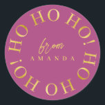 Magenta Gold Christmas Ho Ho Ho ID1009 Runder Aufkleber<br><div class="desc">Wenn Sie sich fragen, welche Farbkombinationen Sie für Ihre Weihnachtsdekoration und Geschenkartikel in diesem Jahr auswählen sollten, habe ich Sammlungen von aufeinander abgestimmten Mustern erstellt, um das Leben ein wenig leichter zu machen. Dieses elegante Weihnachtstypografie-Design zeigt 'Ho Ho Ho Ho' in einem runden Muster in Gold, auf der Hintergrundfarbe Ihrer...</div>