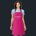 Magenta Homemade mit Liebe Custom Your Kitchen Schürze<br><div class="desc">Lasst uns kochen und backen. Passen Sie den Namen auf dieser personalisierten Schürze an. Hier sehen Sie in magenta und weiß Text. Stilvolle Typografie-Behandlung. Ermuntern Sie den süßen Koch/Bäcker in Ihrem Leben mit einem besonderen Geschenk. Ideal, um diese Weihnachtskekse zu backen. Mit den Worten "Hausgemacht mit Liebe" für eine einzigartige...</div>
