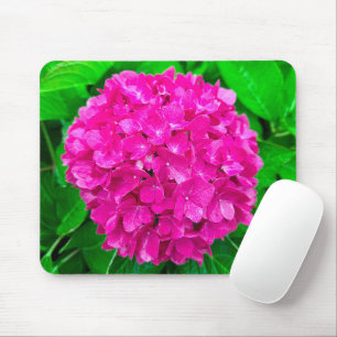 Magenta Hortensie in üppigem grünem Laub Mousepad