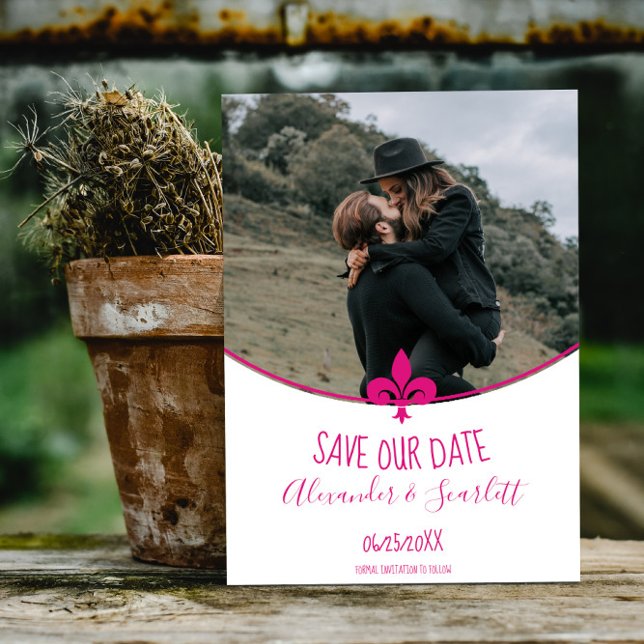 Magenta Lilie Foto Save the Date Ankündigung (Magenta Fleur de Lis Photo Save the Date)