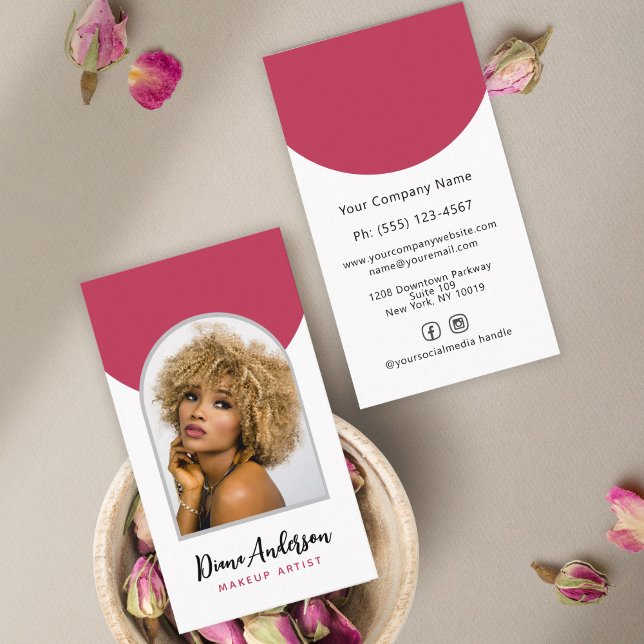 Magenta Modern Foto Arch Makeuty Industry Visitenkarte (A great business card for the beauty industry, this card has an arch photo with magenta round shapes)