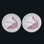 Magenta Peacock Leaf Cuff Links Manschetten Knöpfe<br><div class="desc">Mit einem Set von Magenta Peacock Leaf Vine Personalisiert Cuff Links können Sie Ihren Hochzeitsreisenden ein ganz besonderes Erlebnis bieten. Das Cuff Link Design zeichnet sich durch einen hellgrauen Grunge-Hintergrund mit einem lebendigen magenta-Pfau mit einer Blattrebe aus. Personalisieren Sie Ihre Daten mit dem Namen des Trauzeugen. Mit diesem Design sind...</div>