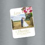 Magenta Pink Floral Wedding Vielen Dank Magnet<br><div class="desc">Ihre Gäste werden diese natürliche Schönheit der Aquarellen Liebe finden. Aus der Magenta Pink Collection, dieses Sommer romantische Layout hat eine Fotovorlage auf der Vorderseite in der Mitte. Liebe und Dank Text umgibt Foto, und verheiratete Namen und Vorlagen Datum vorne unter Foto. Ein Blumenstrauß ganz oben rechts, in den Farben...</div>