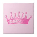 Magenta Princess Crown auf rosa Hintergrund Fliese<br><div class="desc">Ohne Krone ist kein Kleidungsspiel komplett! Helfen Sie Ihrem Kind,  sich zu erinnern,  wie viel von einer Prinzessin sie ist mit diesem magentafarbenen Kronendruck von Vision Studio. Bestelle noch heute!</div>