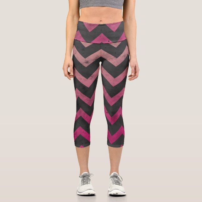 Magenta rosa Ober dunkelgrau Zickzack Muster Capri Leggings (Vorderseite)