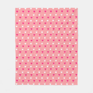 Magenta-rote und weiße Herzen auf korallenrosa Fleecedecke