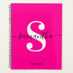 Magenta Schwarz-Weiß Moderne Monogram Planer<br><div class="desc">Ein Monogramm in einem schwarz-trendigen Stil moderne Kalligraphie gepaart mit einem weißen eleganten modernen Schriftart. Erhöhen oder verkleinern Sie die für Ihr Monogramm benötigte Größe des Schriftartes. Passen Sie die minimalistische solide, lebendige Magenta oder heiß rosa Hintergrundfarbe an. Behalt das Format des Schuljahres oder ändere den Anzug deiner Bedürfnisse. Personalisierter...</div>