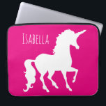 Magentarote heißes Rosaunicorn-Silhouette Laptopschutzhülle<br><div class="desc">Personalisiertes Girly Rosa oder kundenspezifische Farbe, Unicorn-Silhouette scherzt Laptop-Kasten. Personifizieren Sie dieses Spaß- und Unicorngeschenk im weißen Schriftart. Silhouette von Unicorn auf einem hellen Magentahintergrund des heißen Rosas. FERTIGEN Sie zur Änderungshintergrundfarbe besonders an. Spaßgeschenk für Kinder, Tweens und Teens die Liebe Unicorns und magische Geschöpfe. Bunt, modern und stilvoll.</div>