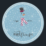 Magic and Wonder Christmas Snowman Blue ID440 Runder Aufkleber<br><div class="desc">Wunderschönes rundes Weihnachtsdesign mit einem stilvollen, in Weiß gerahmten Schneemann auf einem kastanienblauen Hintergrund, verstreut mit Schneeflocken und Sternen. Trendy Typografie von 'Magic and Wonder' rundet das Design ab. Fügen Sie Ihren Namen zu personalisieren, ist Sie bevorzugen. Suchen Sie ID440, um weitere koordinierende Produkte und zusätzliche Farboptionen für dieses Design...</div>
