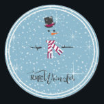 Magic and Wonder Christmas Snowman Blue ID440 Runder Aufkleber<br><div class="desc">Wunderschönes rundes Weihnachtsdesign mit einem stilvollen, in Weiß gerahmten Schneemann auf einem kastanienblauen Hintergrund, verstreut mit Schneeflocken und Sternen. Trendy Typografie von 'Magic and Wonder' rundet das Design ab. Fügen Sie Ihren Namen zu personalisieren, ist Sie bevorzugen. Suchen Sie ID440, um weitere koordinierende Produkte und zusätzliche Farboptionen für dieses Design...</div>