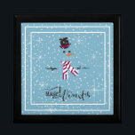 Magic and Wonder Christmas Snowman Blue ID440 Schmuckschachtel<br><div class="desc">Wunderschöne Weihnachtsschachtel mit einem in Weiß gerahmten Schneemann auf kastanienblauem Hintergrund,  verstreut mit Schneeflocken und Sternen. Elegante Typografie von 'Magic and Wonder' rundet das Design ab. Fügen Sie Ihren Namen zu personalisieren,  wenn gewünscht. Suchen Sie ID440,  um weitere koordinierende Produkte und zusätzliche Farboptionen für dieses Design zu sehen.</div>