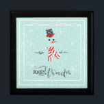 Magic and Wonder Christmas Snowman Mint ID440 Erinnerungskiste<br><div class="desc">Wunderschöne Weihnachtsschachtel mit einem in Weiß gerahmten Schneemann auf einem Minzgrün,  verstreut mit Schneeflocken und Sternen. Elegante Typografie von 'Magic and Wonder' rundet das Design ab. Fügen Sie Ihren Namen zu personalisieren,  wenn gewünscht. Suchen Sie ID440,  um weitere koordinierende Produkte und zusätzliche Farboptionen für dieses Design zu sehen.</div>