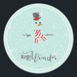 Magic and Wonder Christmas Snowman Mint ID440 Runder Aufkleber<br><div class="desc">Wunderschönes rundes Weihnachtsdesign mit einem stilvollen, weiß gerahmten Schneemann auf einem Minzgrün, verstreut mit Schneeflocken und Sternen. Trendy Typografie von 'Magic and Wonder' rundet das Design ab. Fügen Sie Ihren Namen zu personalisieren, ist Sie bevorzugen. Suchen Sie ID440, um weitere koordinierende Produkte und zusätzliche Farboptionen für dieses Design zu sehen....</div>
