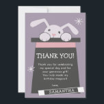 Magic Show Bunny Birthday Dankeskarte<br><div class="desc">Eine niedliche Dankkarte für Ihr Kind, die es nach der Geburtstagsfeier und den Geschenken an Freunde und Familien schicken kann. Das Thema der Karte ist "Zaubershow", bei der ein weißes Kaninchen ihren Kopf aus einem schwarzen Top-Hut schüttelt. Die bearbeitbaren Texte sind im schwarzen Hut. Ideal zum Geburtstag von Kleinkindern oder...</div>