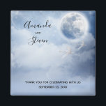 Magical Blue Sky mit flying Swans Wedding Magnet<br><div class="desc">Ein Hochzeitsmagnet mit einem magischen Fantasiehimmel mit flauschigen blauen Wolken und einem großen schönen Mond. 2 weiße Schwäne fliegen zusammen ab.</div>