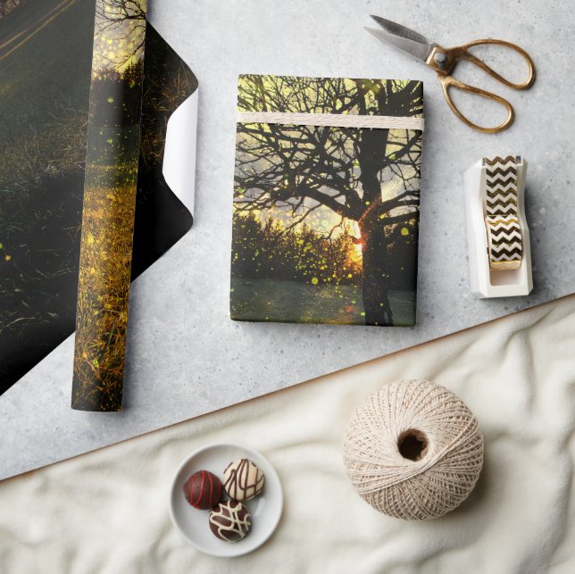 Magical fireflies dreamy landscape geschenkpapier (Kunsthandwerk)