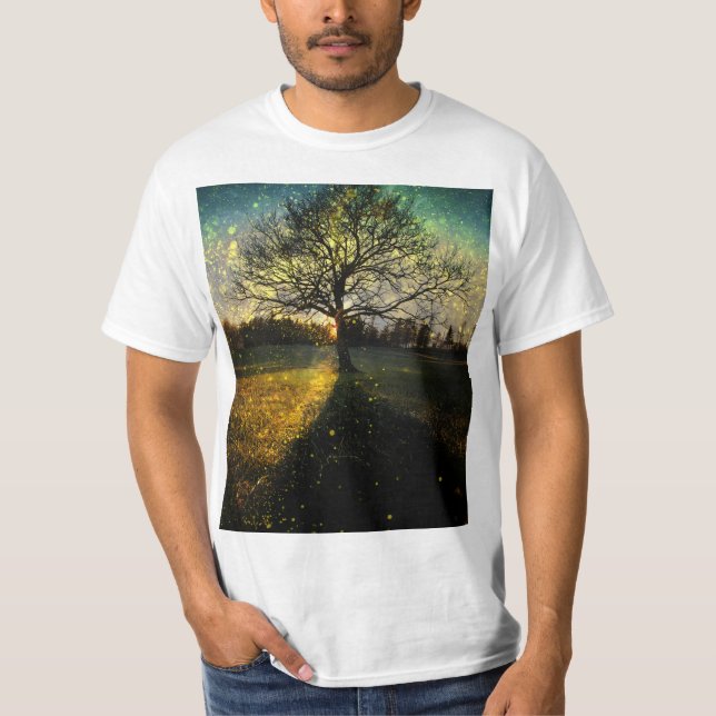 Magical fireflies dreamy landscape T-Shirt (Vorderseite)