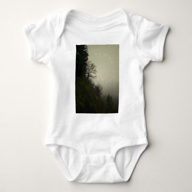 Magical Mist Forest Hill Baby Strampler (Vorderseite)