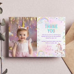 Magical Unicorn Rainbow Birthday Foto Dankeskarte<br><div class="desc">Zeigen Sie Ihre Dankbarkeit im bezaubernden Stil mit unserem Magical Unicorn Rainbow Birthday Foto Dankeschön Card! Mit einem charmanten Einhorn umgeben von flauschigen Wolken, lebhaften Regenbögen und glitzernden Sternen bietet dieses Design einen besonderen Platz für Ihr Lieblingsspiel. Mit sanften Pastelltönen und zauberhaften Details ist es der perfekte Weg, den Gästen...</div>
